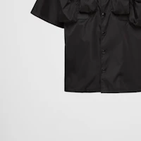 Purchase PRADA Kemeja Hitam Lengan Pendek dengan Logo Segitiga Metal Badge. SC768-1WQ8_F0002-S-OOO