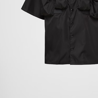 普拉达黑色短袖衬衫三角形金属标志徽章。 SC768-1WQ8_F0002-S-OOO Purchase 普拉达黑色短袖衬衫三角形金属标志徽章。 SC768-1WQ8_F0002-S-OOO