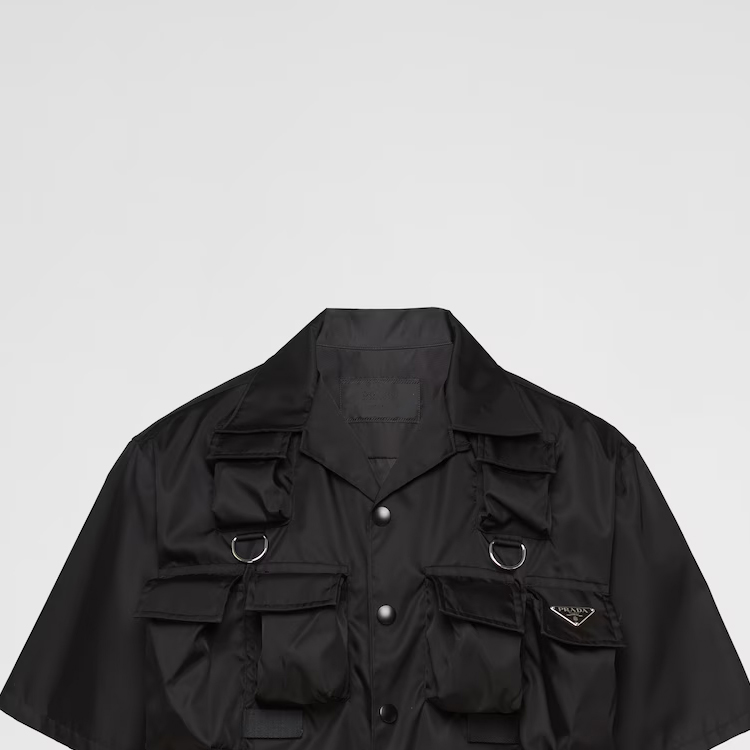 Sizing 普拉达黑色短袖衬衫三角形金属标志徽章。 SC768-1WQ8_F0002-S-OOO