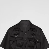 Sizing PRADA Kemeja Hitam Lengan Pendek dengan Logo Segitiga Metal Badge. SC768-1WQ8_F0002-S-OOO