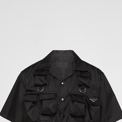 普拉达黑色短袖衬衫三角形金属标志徽章。 SC768-1WQ8_F0002-S-OOO Sizing 普拉达黑色短袖衬衫三角形金属标志徽章。 SC768-1WQ8_F0002-S-OOO