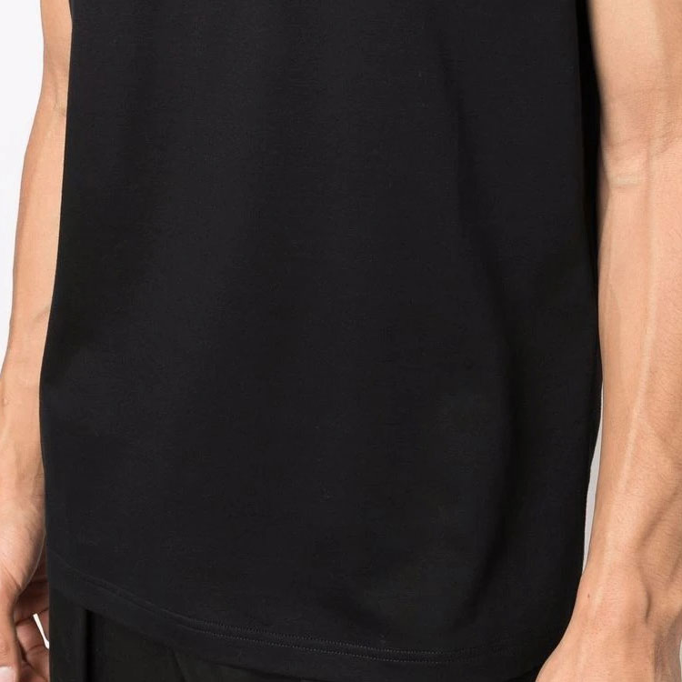 Sizing PRADA 黑色純色針織Logo標貼圓領T恤。 UJM492S221ILK-F0002