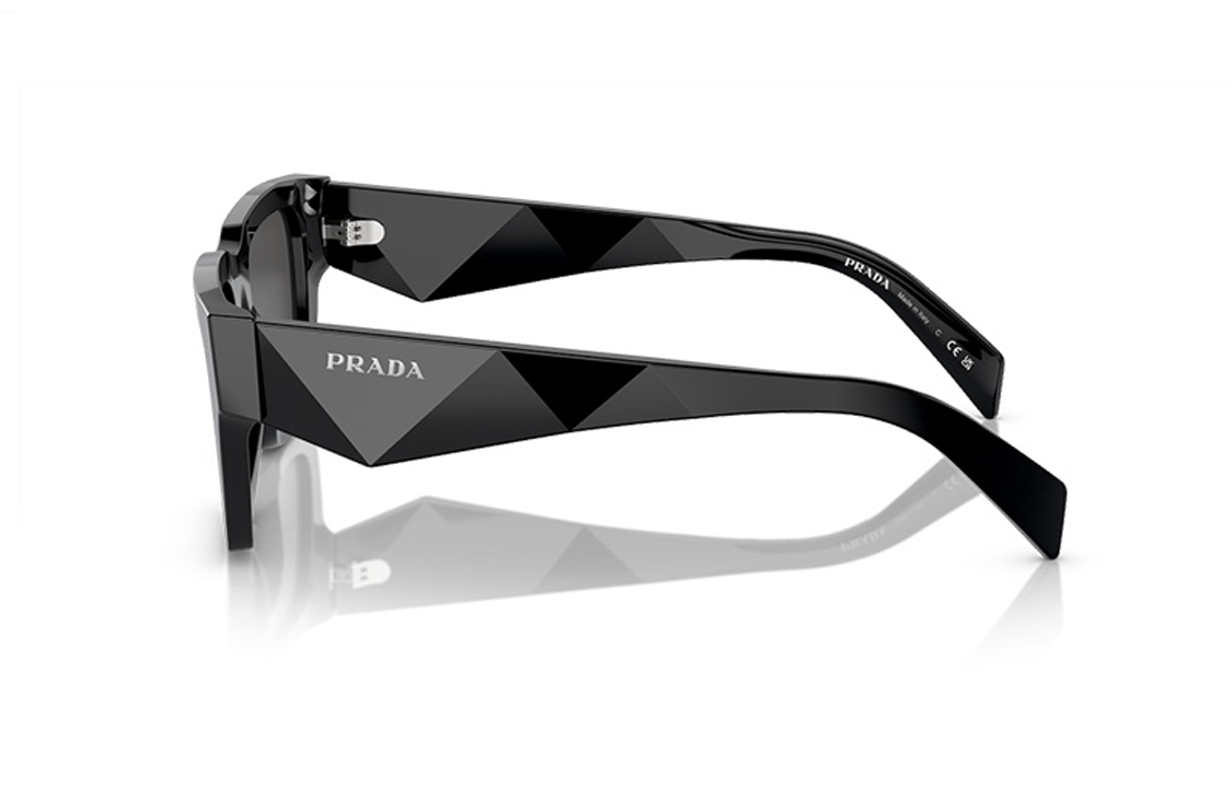 Shop PRADA 黑色方形太陽眼鏡 實用簡約側邊字母標誌款式 0PRA06SF-16K08Z