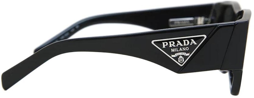 普拉达黑色太阳镜,标志性三角LOGO与不规则镜框。 SPR10Z-1AB5S0 Shop 普拉达黑色太阳镜,标志性三角LOGO与不规则镜框。 SPR10Z-1AB5S0