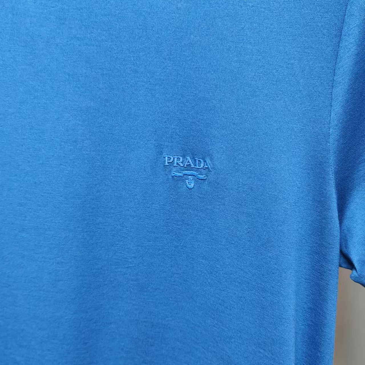 Shop 프라다 블루 로고 자수 반팔 크루넥 티셔츠. UJM564-1UOR-F0AFC-04-01-S-092