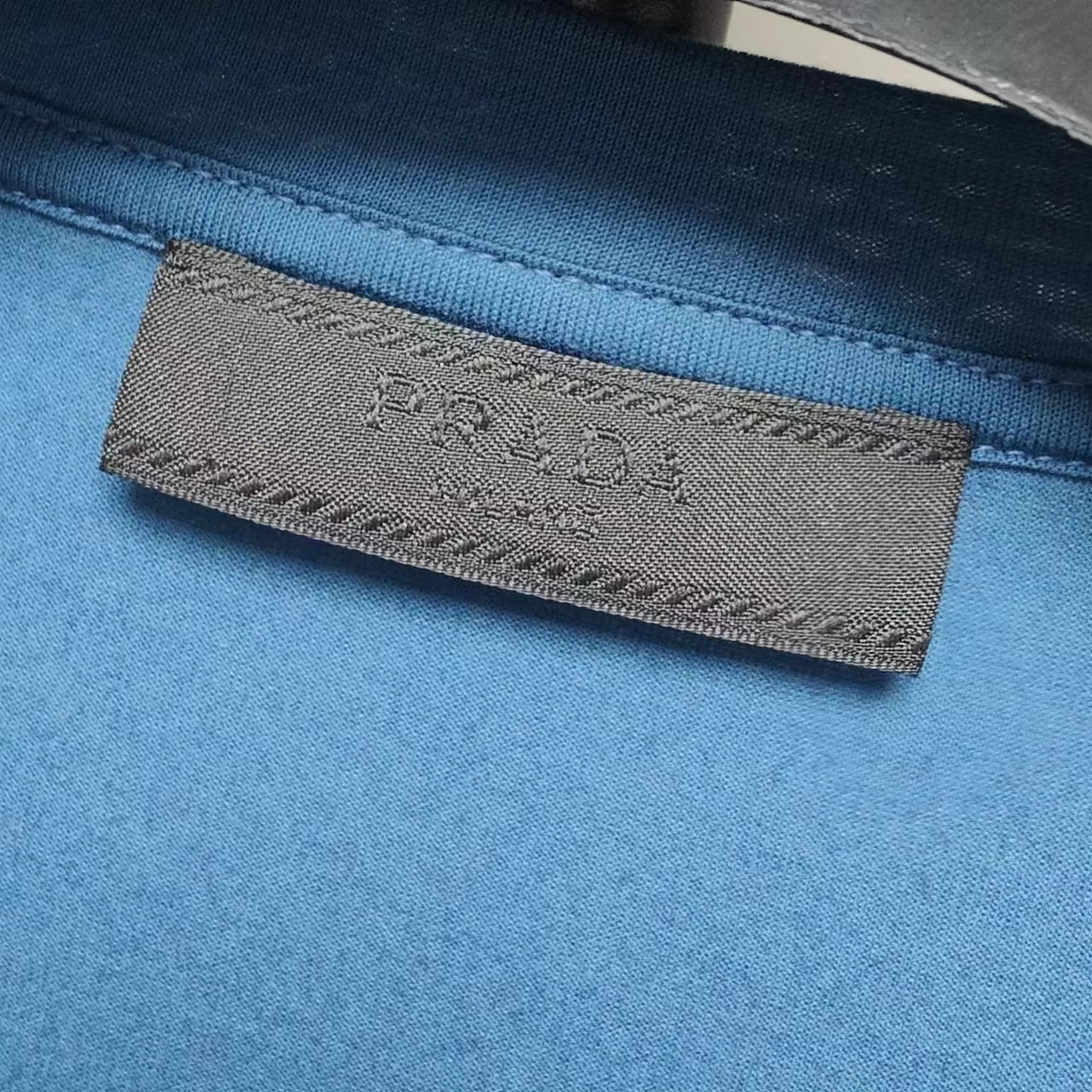 Purchase 프라다 블루 로고 자수 반팔 크루넥 티셔츠. UJM564-1UOR-F0AFC-04-01-S-092