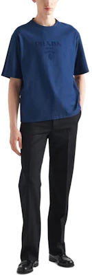 프라다 블루 오버사이즈 로고 프린트 크루넥 티셔츠. UJN897-14LB-F0008-S-OOO Lookbook 프라다 블루 오버사이즈 로고 프린트 크루넥 티셔츠. UJN897-14LB-F0008-S-OOO