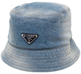 PRADA Topi Bucket Logo Klasik Biru. 2HC13712K1F0V3N Shop PRADA Topi Bucket Logo Klasik Biru. 2HC13712K1F0V3N