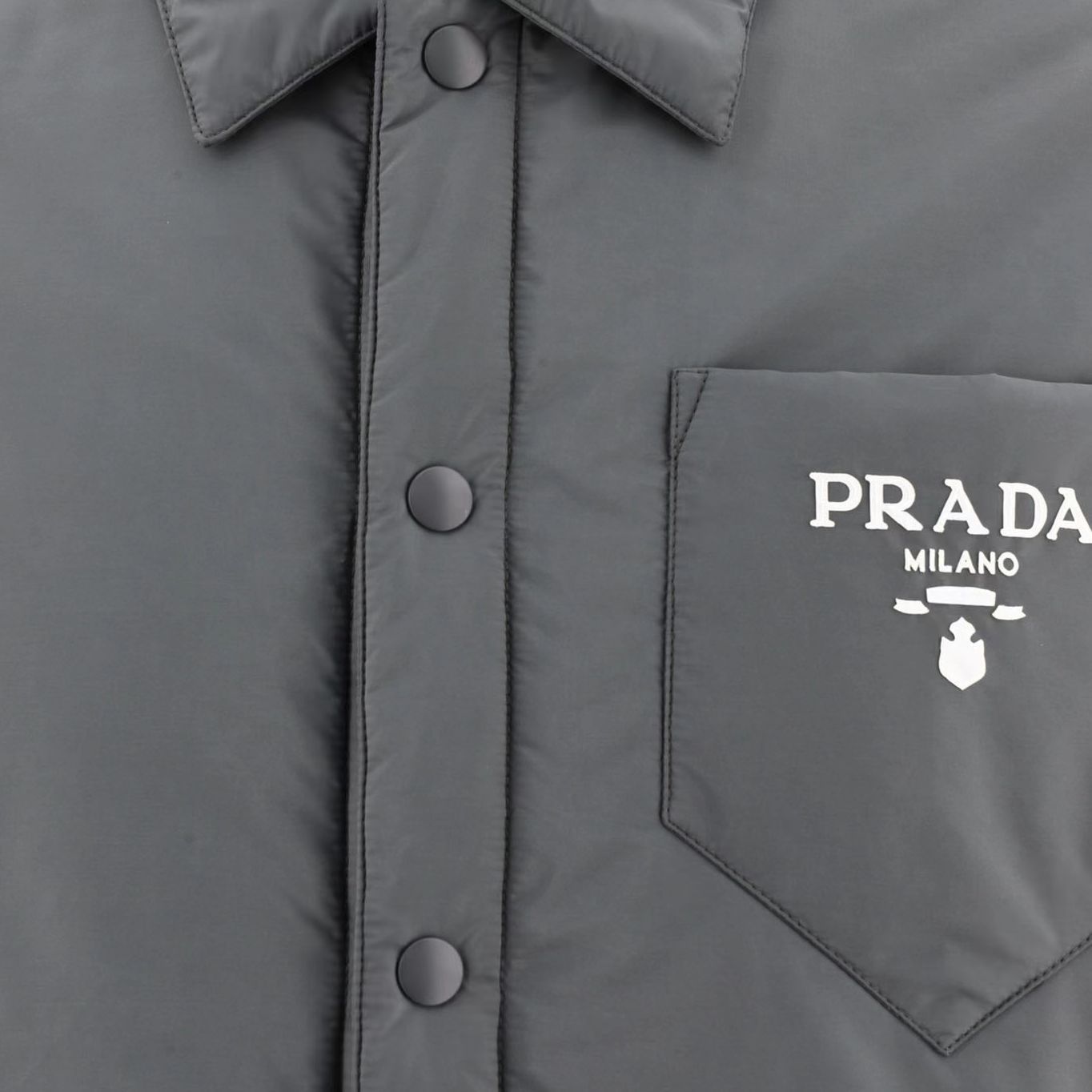 Shop 普拉达灰色棉质字母印花单排扣夹克外套. SGN9142-107L-FOSU8