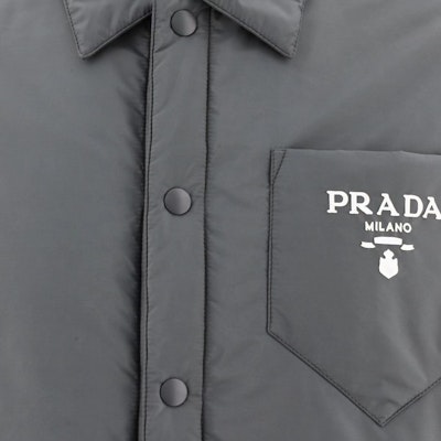 普拉达灰色棉质字母印花单排扣夹克外套. SGN9142-107L-FOSU8 Shop 普拉达灰色棉质字母印花单排扣夹克外套. SGN9142-107L-FOSU8