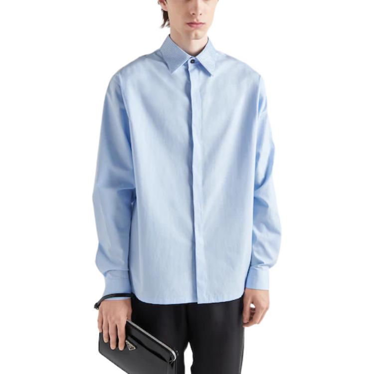 Lookbook 프라다 연한 블루 스터드 커프스 삼각 로고 긴팔 셔츠. UCN489-1XV2-F0012-S-231
