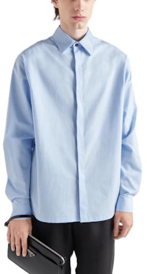 프라다 연한 블루 스터드 커프스 삼각 로고 긴팔 셔츠. UCN489-1XV2-F0012-S-231 Lookbook 프라다 연한 블루 스터드 커프스 삼각 로고 긴팔 셔츠. UCN489-1XV2-F0012-S-231