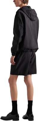 PRADA Re-Nylon 黑色泳褲 彈性腰圍 寬鬆版型 游泳短褲 UB372-1WQ9-F0002-S-OOO Shop PRADA Re-Nylon 黑色泳褲 彈性腰圍 寬鬆版型 游泳短褲 UB372-1WQ9-F0002-S-OOO