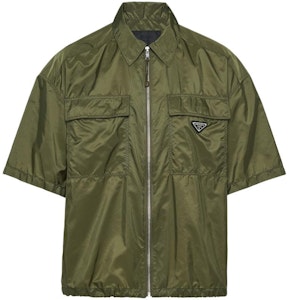 普拉达绿色短袖轻质再生尼龙拉链衬衫. SC758-1WQ9-F0161-S-OOO Order 普拉达绿色短袖轻质再生尼龙拉链衬衫. SC758-1WQ9-F0161-S-OOO