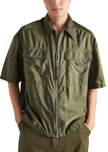 普拉达绿色短袖轻质再生尼龙拉链衬衫. SC758-1WQ9-F0161-S-OOO Purchase 普拉达绿色短袖轻质再生尼龙拉链衬衫. SC758-1WQ9-F0161-S-OOO