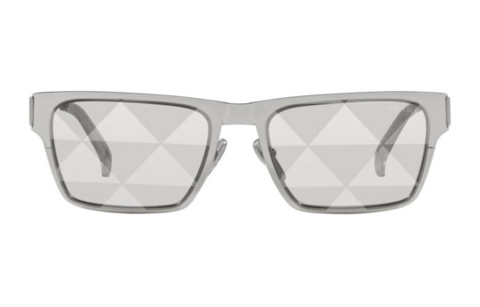 Lookbook PRADA 銀色金屬方形太陽眼鏡，刻有鏤空LOGO。 PR71ZS1BC08V
