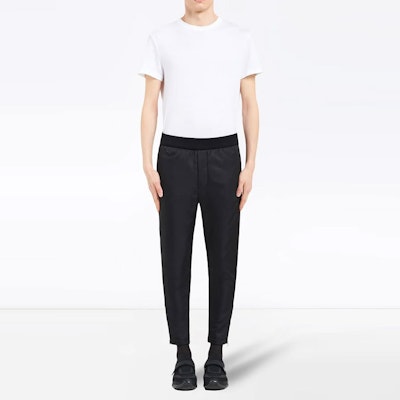 PRADA 素色功能性慢跑褲 黑色 UJP121S1921R4H-F0806 Lookbook PRADA 素色功能性慢跑褲 黑色 UJP121S1921R4H-F0806