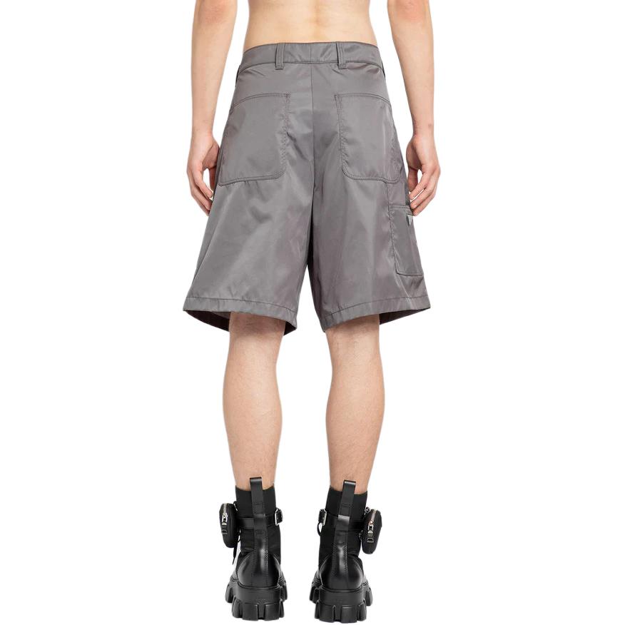 Shop PRADA 純色拉鍊休閒短褲 灰色 SPH292-1WQ8-F0D65-S-222