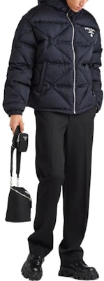 Chaqueta Acolchada con Capucha PRADA Logo Sólido - Azul. SGC114-1WQ8-F0SVF-S-222 Lookbook Chaqueta Acolchada con Capucha PRADA Logo Sólido - Azul. SGC114-1WQ8-F0SVF-S-222