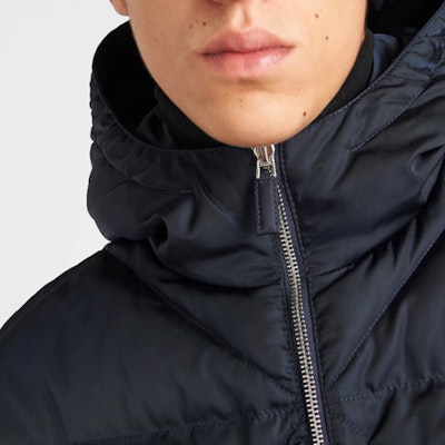 Chaqueta Acolchada con Capucha PRADA Logo Sólido - Azul. SGC114-1WQ8-F0SVF-S-222 Details for Chaqueta Acolchada con Capucha PRADA Logo Sólido - Azul. SGC114-1WQ8-F0SVF-S-222