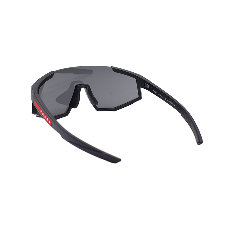 Shop PRADA Cermin Mata Sporty Road Trip, Rekaan Bergaya Bentuk Tidak Teratur SPS04W-F-DG0-06F