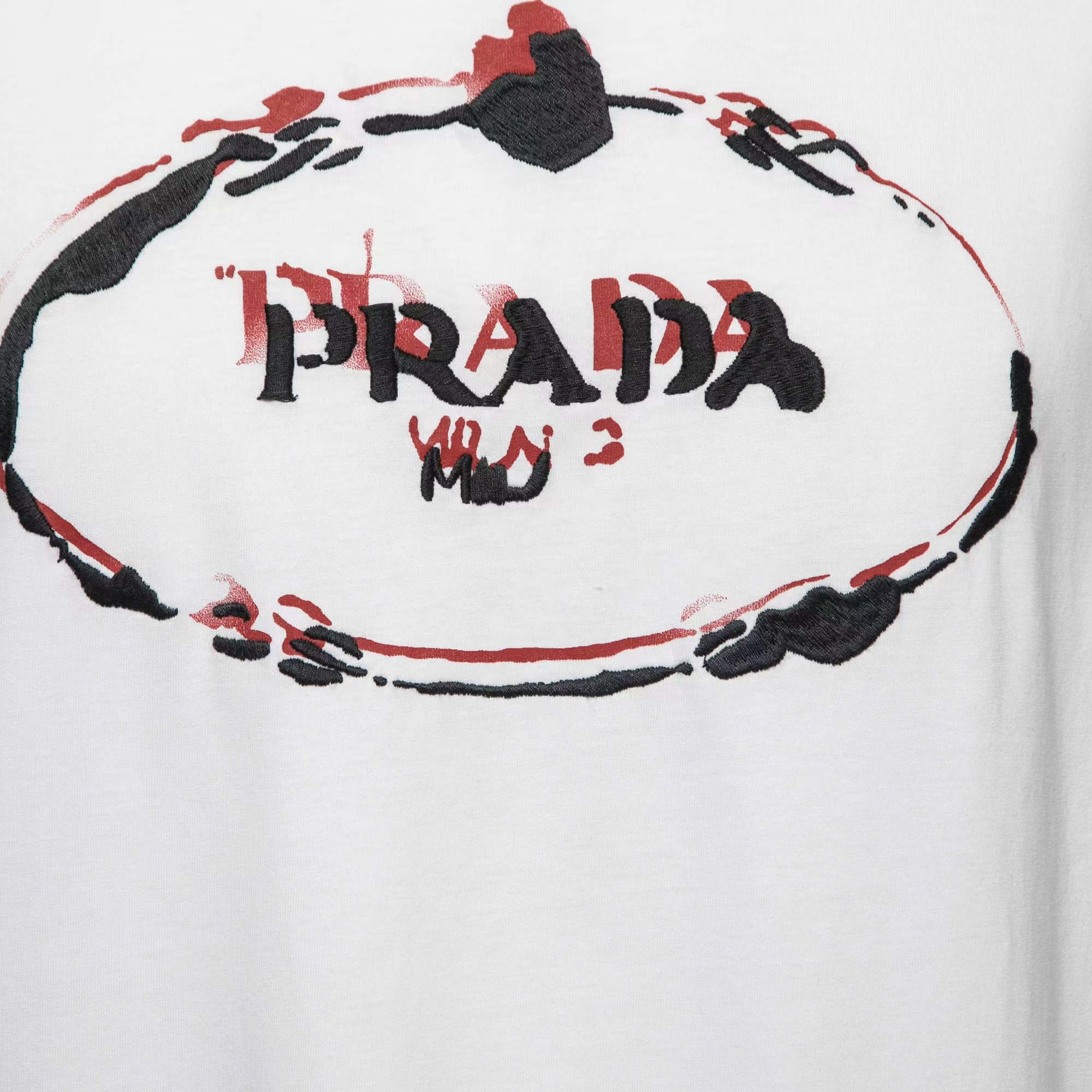 Shop PRADA 白色logo印花刺繡圓領T恤 UJN555-R182-1TE4