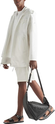 PRADA 白色宽松连帽拉链长袖外套夹克带标志 SGN847-U43-F0009-S-182 Lookbook PRADA 白色宽松连帽拉链长袖外套夹克带标志 SGN847-U43-F0009-S-182