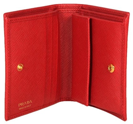 Billetera Prada Bifold de Cuero Saffiano Roja (4 Ranuras para Tarjetas) Lookbook Billetera Prada Bifold de Cuero Saffiano Roja (4 Ranuras para Tarjetas)