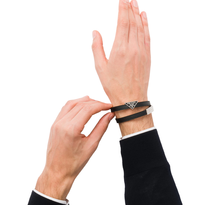 Lookbook PRADA Gelang Logo Kulit Anak Lembu Hitam 2IB286_053_F0002