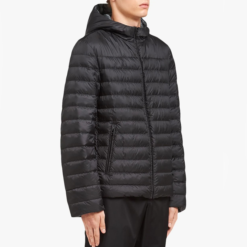 Shop PRADA ブラック フーデッド ダウンジャケット SGB092-1ID1-F0SIV