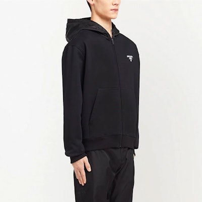 普拉达黑色Logo刺绣拉链连帽夹克外套. UJL186S2021YYB-F0806 Purchase 普拉达黑色Logo刺绣拉链连帽夹克外套. UJL186S2021YYB-F0806