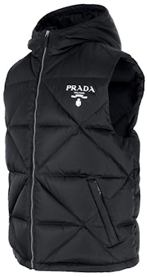 普拉达黑色连帽徽标印花羽绒马甲. SGB804-1WQ8-F0002 Shop 普拉达黑色连帽徽标印花羽绒马甲. SGB804-1WQ8-F0002