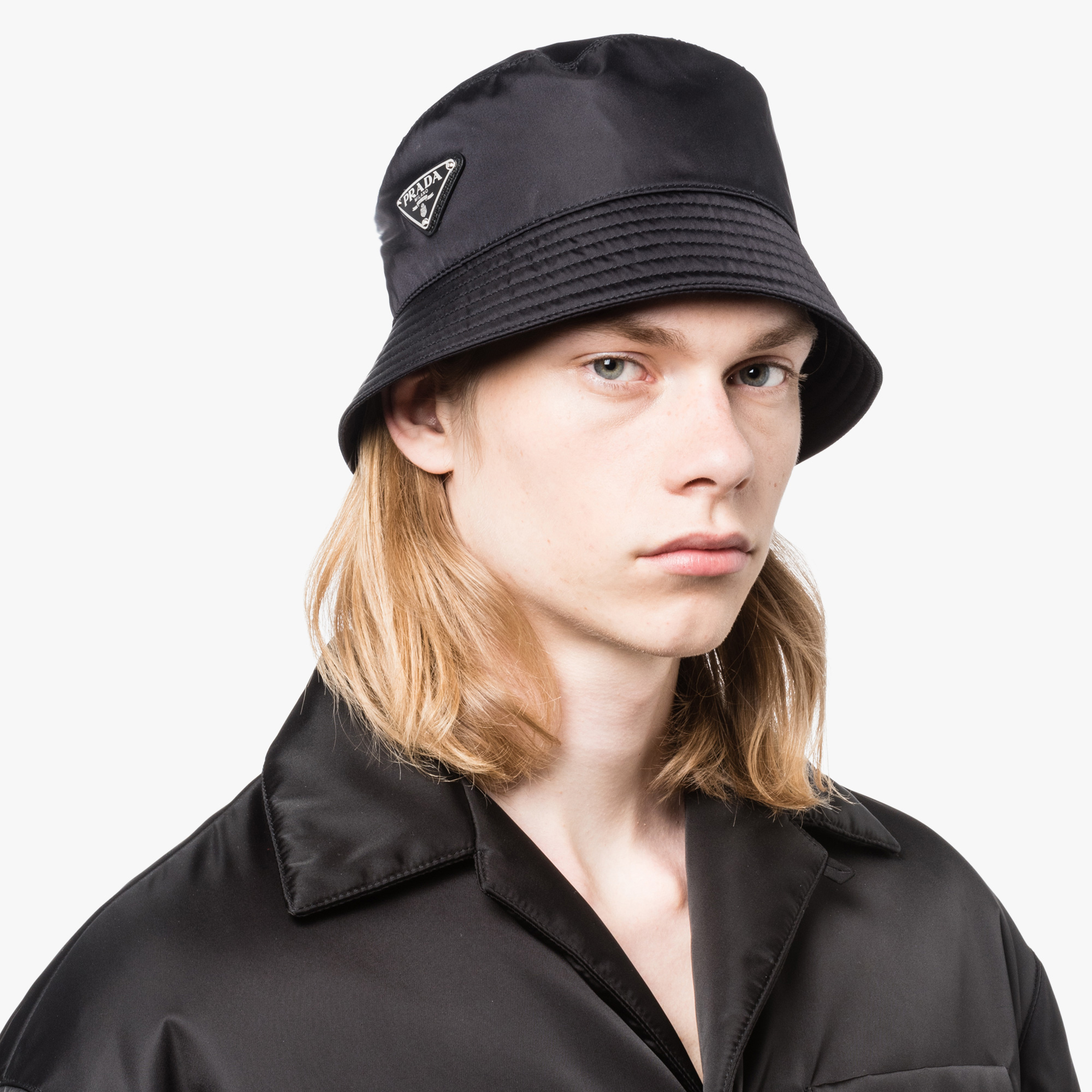 Shop PRADA 黑色尼龍漁夫帽 配琺瑯三角形標誌 2HC137-2B15-F0002