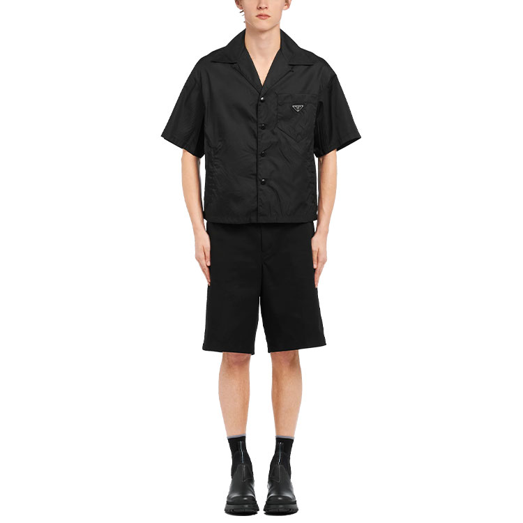 Shop 普拉达黑色Re-Nylon三角标宽松短袖衬衫 SC449-1WQ8-F0002-S-182