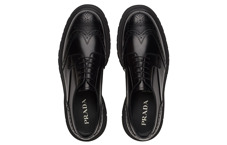 Shop 普拉達 磨砂牛皮革系帶鞋 黑色