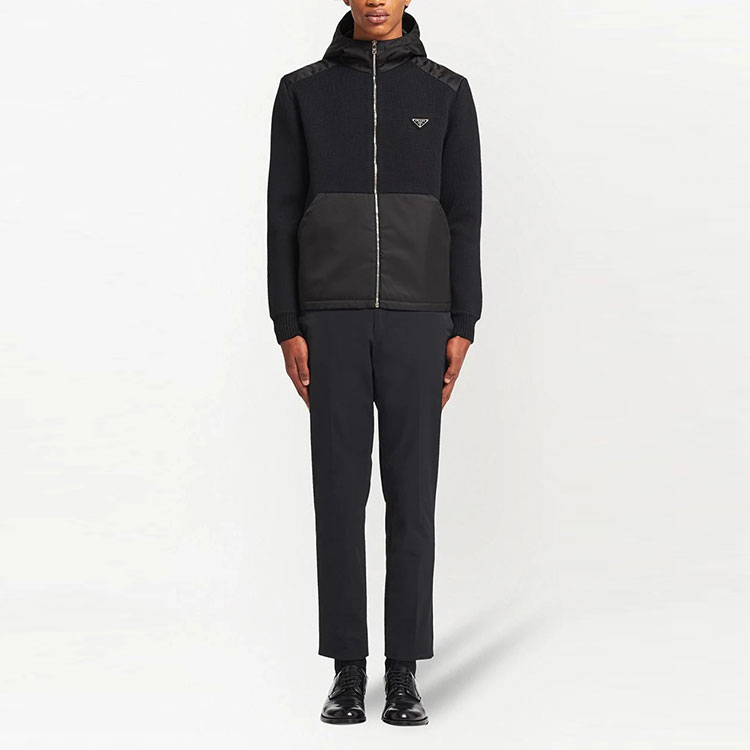 Lookbook 프라다 FW21 블랙 로고 패치 지퍼 후드 자켓. UMG060-S212-1PT9-F0002