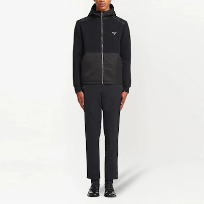 프라다 FW21 블랙 로고 패치 지퍼 후드 자켓. UMG060-S212-1PT9-F0002 Lookbook 프라다 FW21 블랙 로고 패치 지퍼 후드 자켓. UMG060-S212-1PT9-F0002