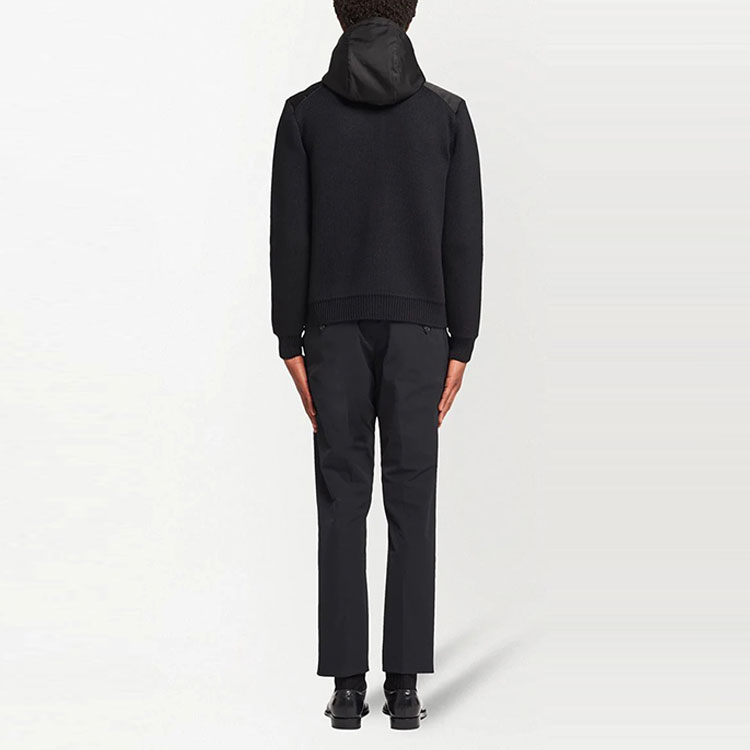 Shop 프라다 FW21 블랙 로고 패치 지퍼 후드 자켓. UMG060-S212-1PT9-F0002