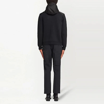 프라다 FW21 블랙 로고 패치 지퍼 후드 자켓. UMG060-S212-1PT9-F0002 Shop 프라다 FW21 블랙 로고 패치 지퍼 후드 자켓. UMG060-S212-1PT9-F0002