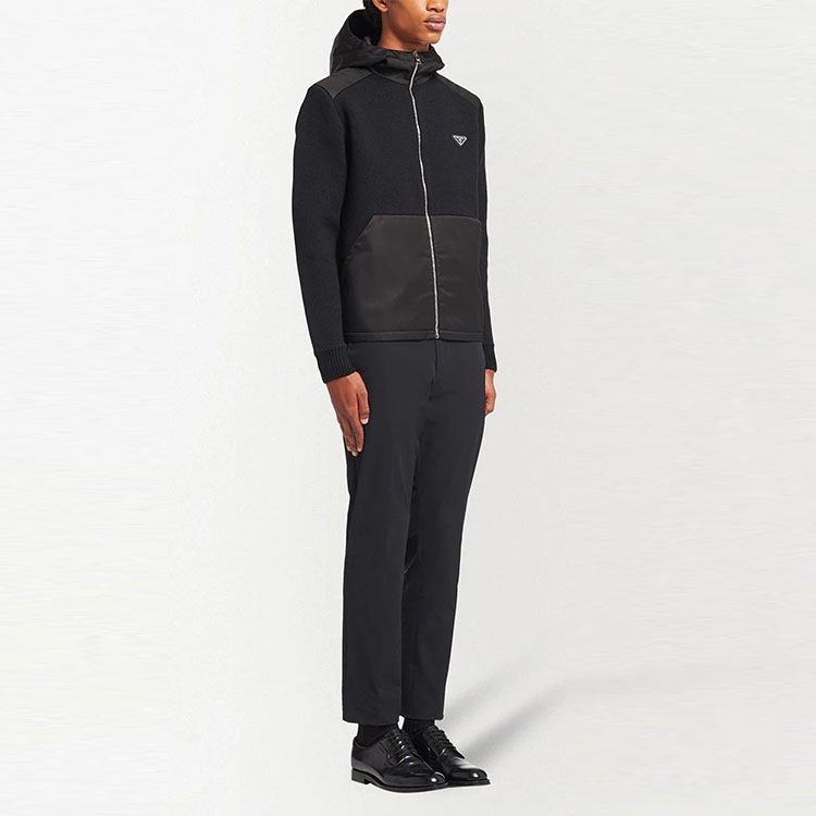 Purchase 프라다 FW21 블랙 로고 패치 지퍼 후드 자켓. UMG060-S212-1PT9-F0002