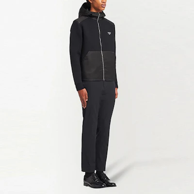 프라다 FW21 블랙 로고 패치 지퍼 후드 자켓. UMG060-S212-1PT9-F0002 Purchase 프라다 FW21 블랙 로고 패치 지퍼 후드 자켓. UMG060-S212-1PT9-F0002