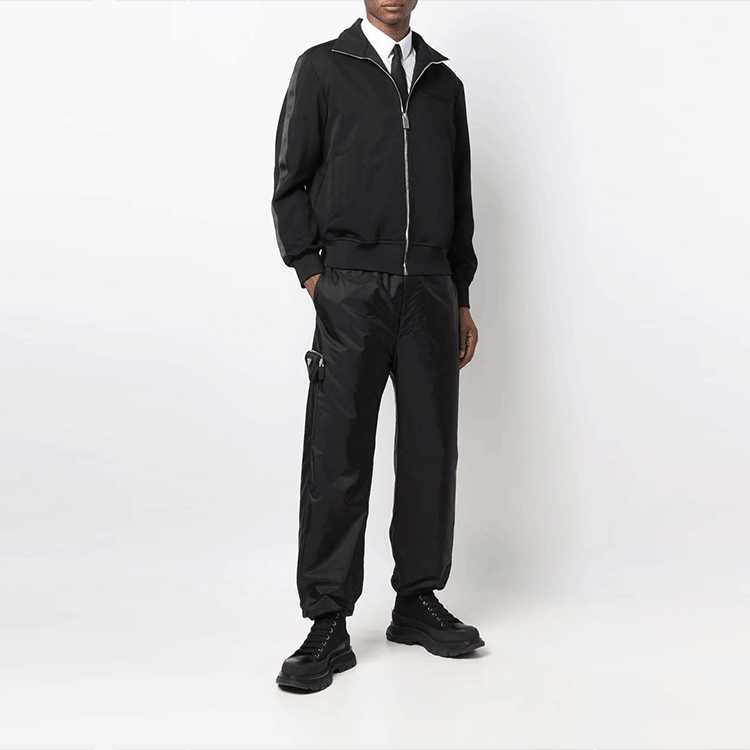 Lookbook 普拉达FW21黑色宽松版标志补丁休闲裤。 SPH141-1WQ9-S-212-F0002