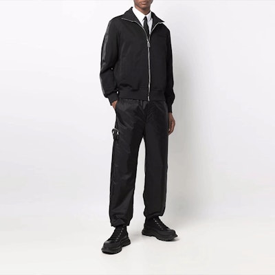 普拉达FW21黑色宽松版标志补丁休闲裤。 SPH141-1WQ9-S-212-F0002 Lookbook 普拉达FW21黑色宽松版标志补丁休闲裤。 SPH141-1WQ9-S-212-F0002