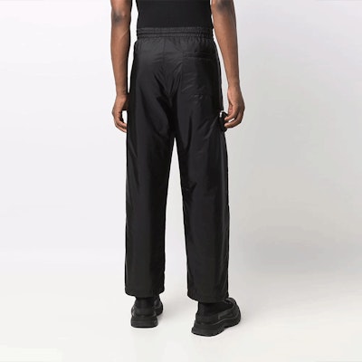 普拉达FW21黑色宽松版标志补丁休闲裤。 SPH141-1WQ9-S-212-F0002 Shop 普拉达FW21黑色宽松版标志补丁休闲裤。 SPH141-1WQ9-S-212-F0002