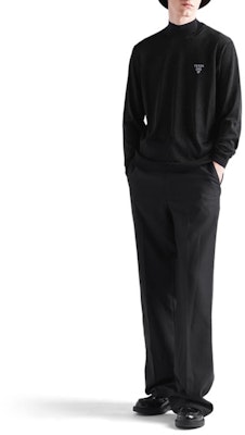 Suéter PRADA FW21 Negro de Seda Cuello Alto con Logo y Manga Larga. UMR5071Z4Q-F0002 Shop Suéter PRADA FW21 Negro de Seda Cuello Alto con Logo y Manga Larga. UMR5071Z4Q-F0002