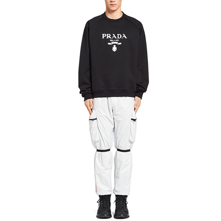 Lookbook 프라다 FW21 로고 프린트 유니섹스 블랙 크루넥 스웨트셔츠. UJL1901YYB-F0806-S-202