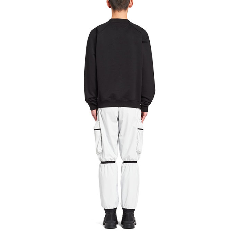 Shop 프라다 FW21 로고 프린트 유니섹스 블랙 크루넥 스웨트셔츠. UJL1901YYB-F0806-S-202