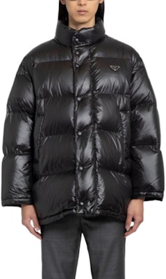 PRADA FW22 黑色立領拉鍊羽絨外套 SGC076-11A9-F0002-S-222 Shop PRADA FW22 黑色立領拉鍊羽絨外套 SGC076-11A9-F0002-S-222