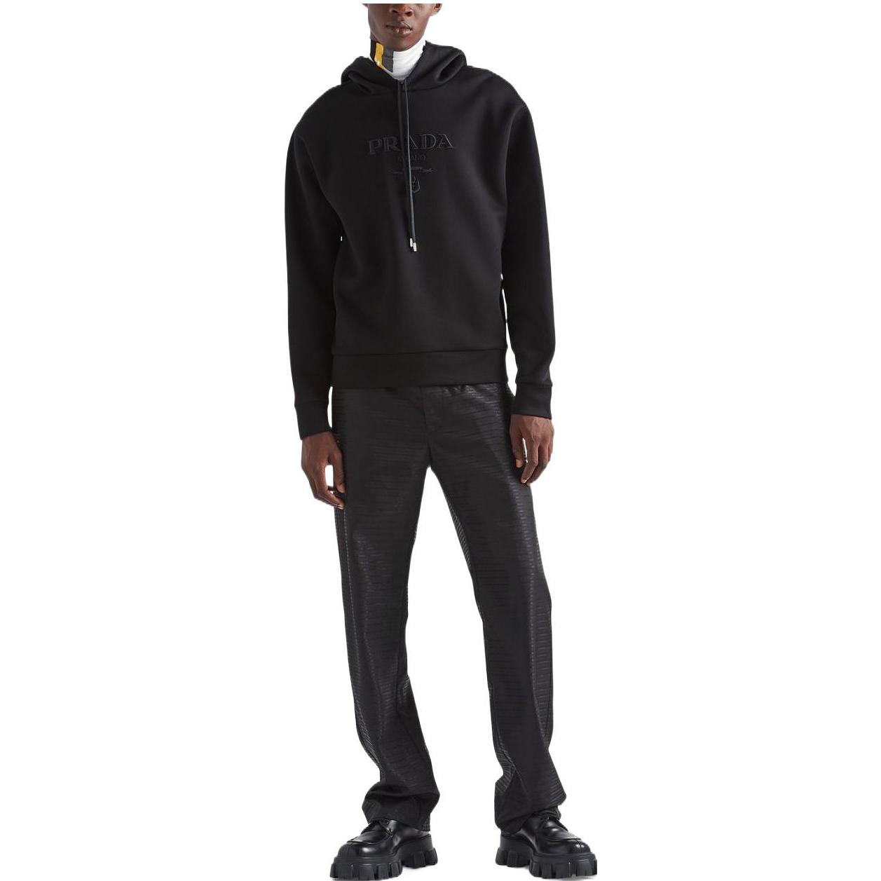 Lookbook PRADA FW22 Hoodie Hitam Oversized dengan Logo Bersulam dan Tali Serut. UJL34AS22211B3-F0806