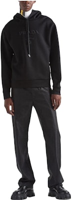 PRADA FW22 Hoodie Hitam Oversized dengan Logo Bersulam dan Tali Serut. UJL34AS22211B3-F0806 Lookbook PRADA FW22 Hoodie Hitam Oversized dengan Logo Bersulam dan Tali Serut. UJL34AS22211B3-F0806